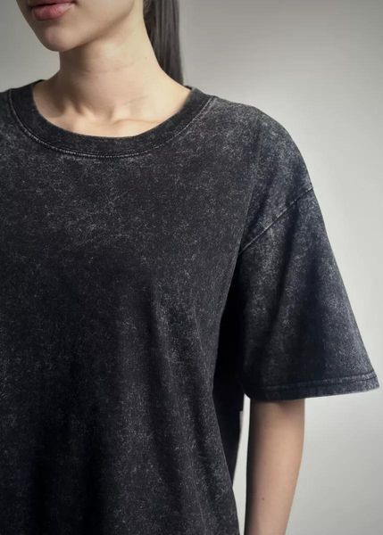 Жіноча оверсайз футболка вільного крою з ефектом варенки стильні oversize футболки варенка з оригінальним принтом на спині Графіт S K4023 фото
